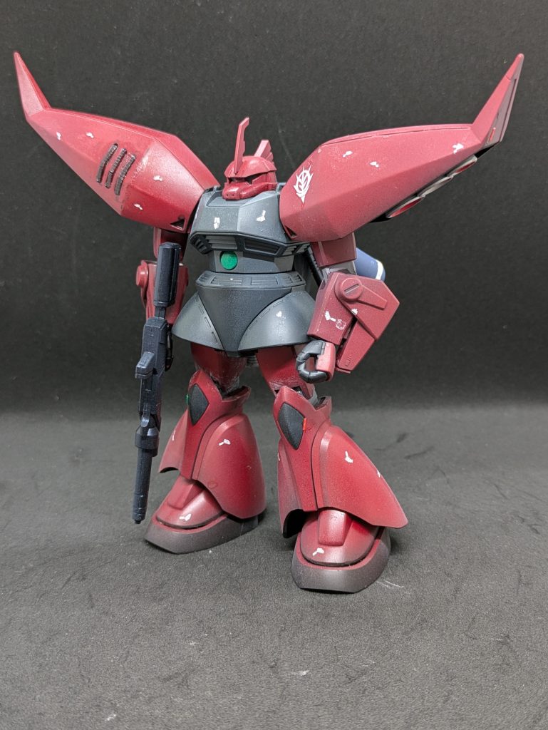 キットのこと。その1。旧キットも出来が良かったですが、今回は指揮官用ビームライフルも付属していて満足度は上がっています。肩の断面はコレでいいのかな?合わせ目が出るところは今回は埋めないで、段落ちモールドとしました。(段モを買ったので試したかっただけ・・・。)