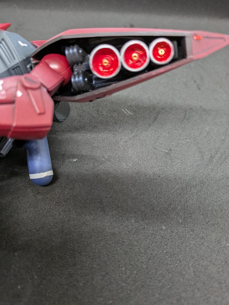 旧キットの両肩のウイングバインダー内はバーニアがついているだけでしたが、このリゲルグはキットのままで、かなりディテールアップされています。作り込みがすごいです。