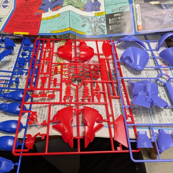 HGUCドライセン（ユニコーン版）の再販がつい最近あったらしい。近所では入荷があったのかすら分からない状況。ほんとに人気あるのかなドライセン？私は大好きですよ！SDガンダムガチャポン戦記でも初心者向けで強いし。旧キットの出来の良さには定評があるのですが、私は今回初めて作ります。購入からかなりの年数が経っていて、箱がボロボロです。組んでいなかったため震災で犠牲にならなかった経緯があります。塗り分けはもちろん足りないですし、ディテール追加も色々したいと思っています。ダブルゼータ版のHGUCが中古屋で一万円でした。世も末です。こちらの方が出来がよいのでは？と思うので、先に旧キットを作って楽をしたいと思います。旧キットは仮組→調整→塗装等の工程を頭の中で組み立てて進めるので、難産ですが楽しい（苦しい？）作業になりそうです。「オウギュスト・ギダン行くぜ！」（3枚目）