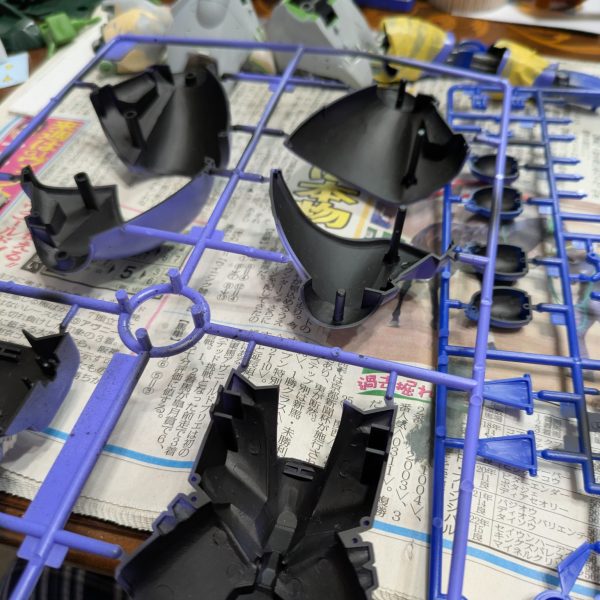 HGUCドライセン（ユニコーン版）の再販がつい最近あったらしい。近所では入荷があったのかすら分からない状況。ほんとに人気あるのかなドライセン？私は大好きですよ！SDガンダムガチャポン戦記でも初心者向けで強いし。旧キットの出来の良さには定評があるのですが、私は今回初めて作ります。購入からかなりの年数が経っていて、箱がボロボロです。組んでいなかったため震災で犠牲にならなかった経緯があります。塗り分けはもちろん足りないですし、ディテール追加も色々したいと思っています。ダブルゼータ版のHGUCが中古屋で一万円でした。世も末です。こちらの方が出来がよいのでは？と思うので、先に旧キットを作って楽をしたいと思います。旧キットは仮組→調整→塗装等の工程を頭の中で組み立てて進めるので、難産ですが楽しい（苦しい？）作業になりそうです。「オウギュスト・ギダン行くぜ！」（2枚目）