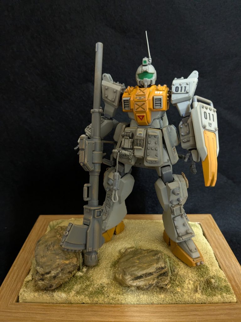 めんどくさかったのですが、今回は卓上ジオラマを同時に作りました。ある程度ジムの形が出来てきたら粘土で足の所を押し当ててアタリをつけて地面の表現をしています、これも次回作の勉強の為頑張るぞー！草も砂での表現以外に長い緑の毛を植毛しているのが今回のチャレンジ…これも難しい……。