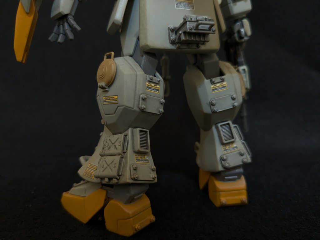 プラ板とパテで成型してドムのスカート風にしてみるがそれぼどでもないか……。ブーツカット風と言っておきます。今回もタミヤの1/48のジェリカンキットを使用しています。