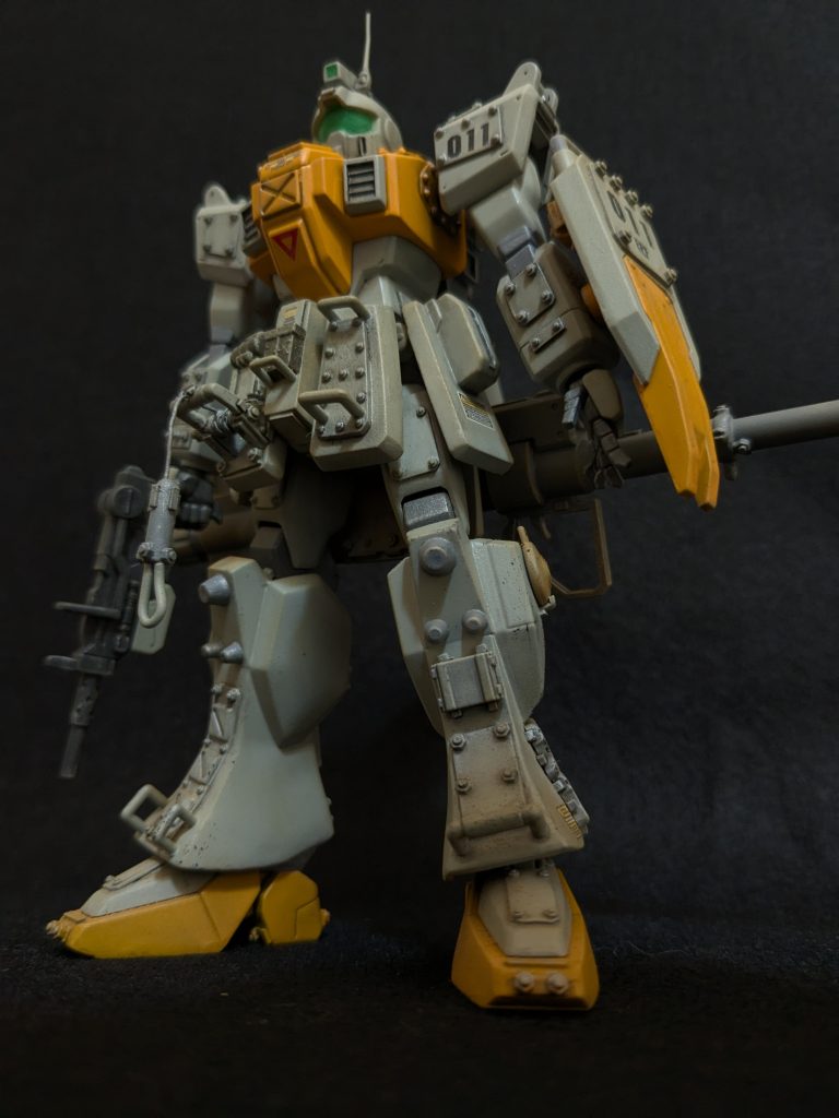 右手にマシンガン後ろにロケットランチャーをマウントバズーカだと思ってたら説明書にはロケットランチャーって記載されてました…。ロケットランチャーの先端部をプラ棒で延長して全長より大きくして強い感じに……エルガイムを意識しているのだろう……。