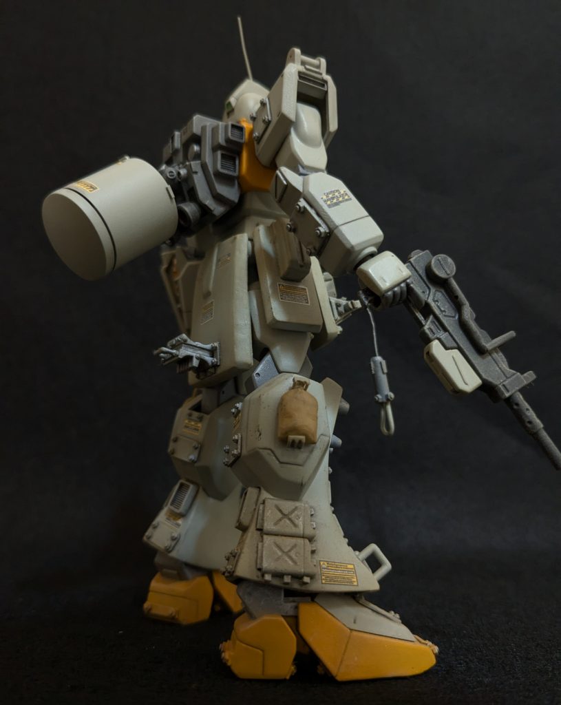 腰部のスカート前後左右をプラ板とパテでの延長で下半身のバランスを調整したつもりです。　　　　旧キットは妙に足長で…