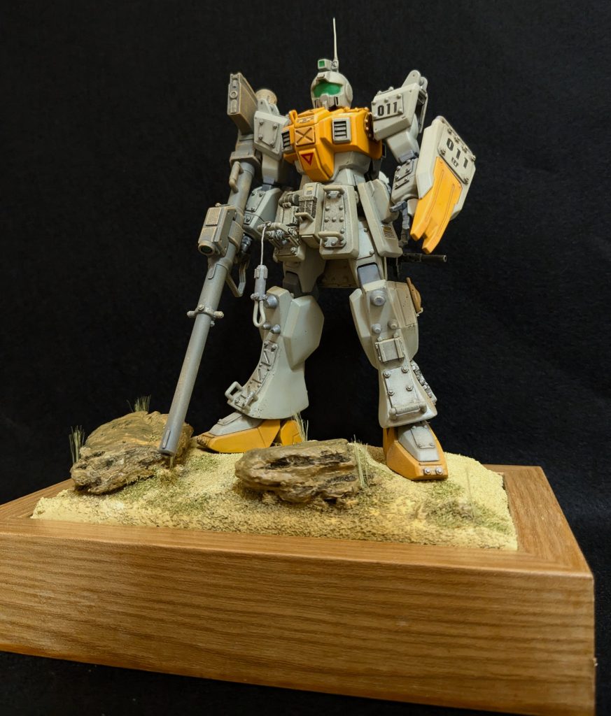 今回は旧キットの「陸戦型ジム」ガンプラ11作品目の為011の番号がついています。旧キットの理由は中古で税込1320円だったので…新HGは中古屋で買って持っているのですが中古価格2750円もしたので（他店で5000円って値が付いてたのを見たことも）開封出来ず旧キット開封という……ただそれだけの理由です…セコい…。制作期間は1.5カ月………この陸戦型ジムにイメージが湧かないので手が止まってタミヤ1/48ミリタリーのドイツ軍サイドカーに手を出してたんですが……やっぱり中途半端は良くないと思い制作再開で1.5カ月って感じです……。