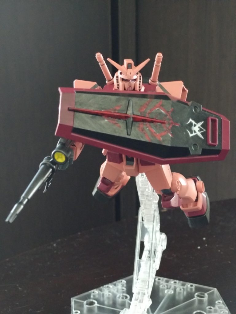 シールドのジオンマークは手塗り。うん、クオリティは…