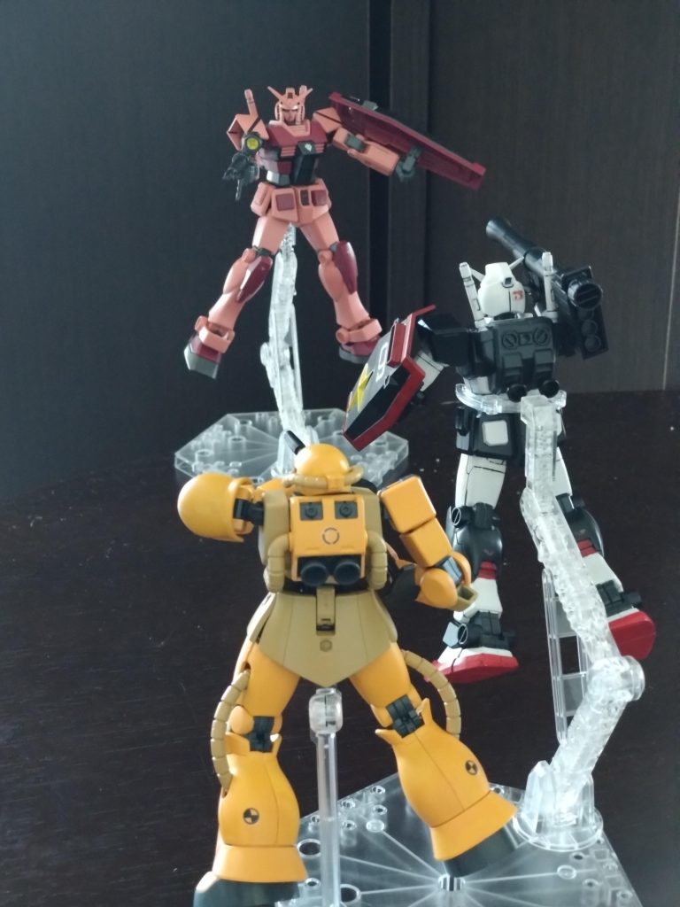 連邦チーム「おいおい、本当にガンダム盗まれてんじゃん！」 この中では黄色いザクが実は一番キット価格が高いんだよなぁ。