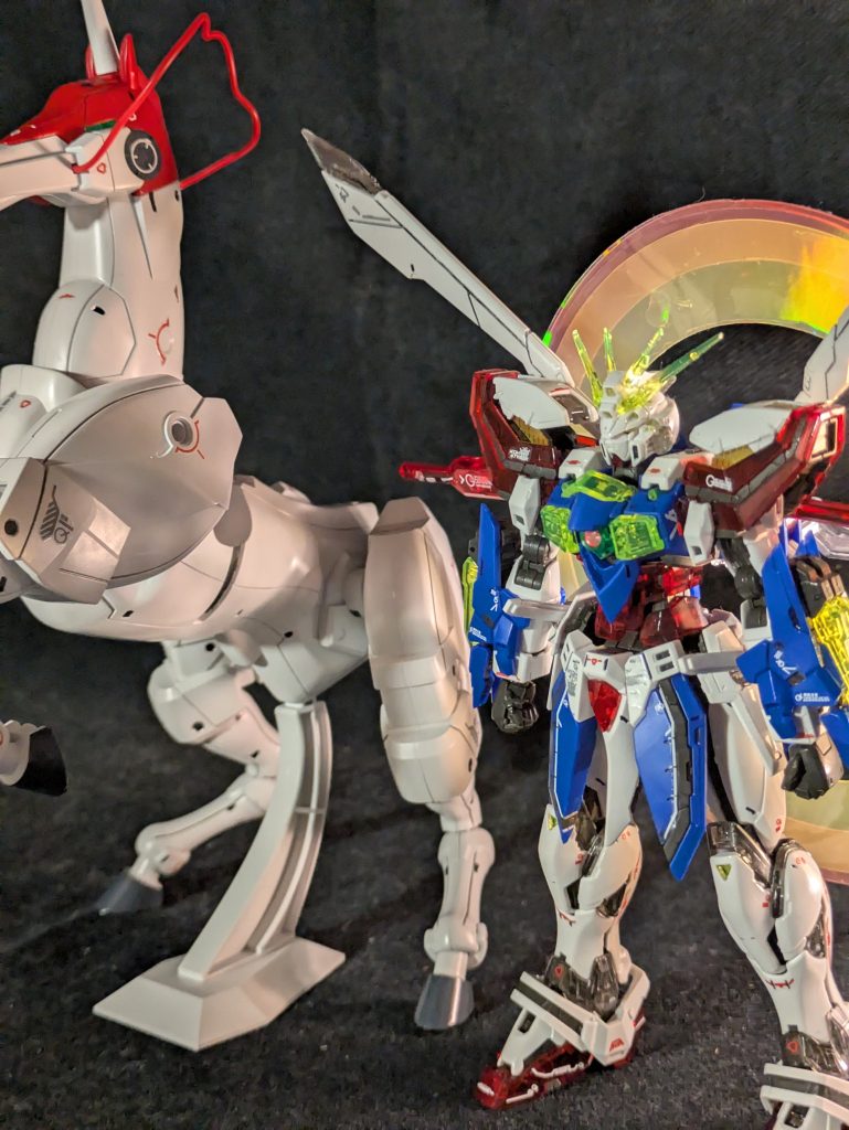 ゴッドガンダムと並べてもなかなか大きいです。