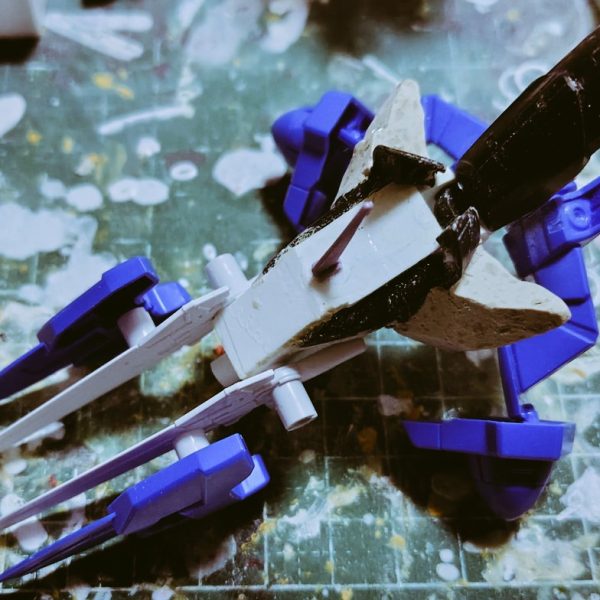 機首パーツに銃口を追加、手持ちと接続ジョイントを製作。これで大型武器が出来上がり、ダブルオーに持たせるぞ。（4枚目）