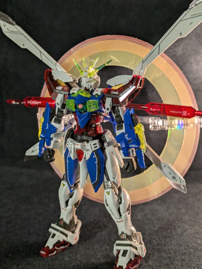 ハイパーモードです。ソリッドクリアには日輪エフェクトも付属していないので、クリアファイルをオーロラシートで貼り合わせて自作しました。赤と黄色を貼り合わせて重なった箇所でオレンジを作る3色1枚構成になっています。