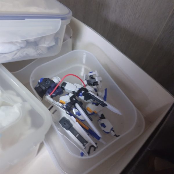 なかなか安い出物がないプレバンもの、4,5号機が安かったので飛びついたら結構な欠品もの😅説明書はネットで漁ってきたのでどうにかカタチにはしたいなあ、と。V字アンテナも無かったのでうちのジャンクからつけてみたけどイマイチなので初の複製をしてみようかと画策ちう。（3枚目）