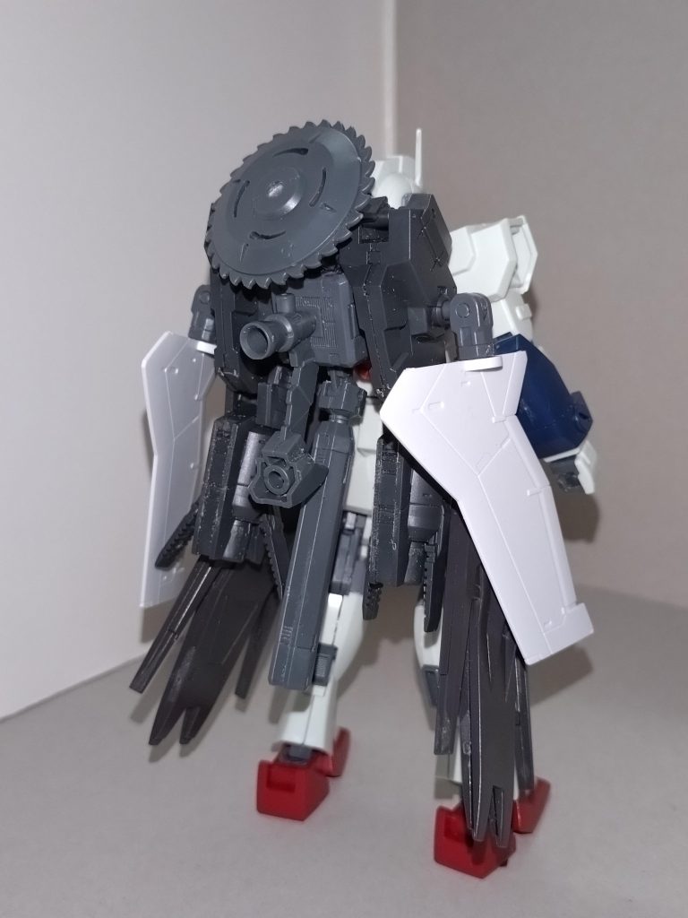 また、有咲本人の優れた空間認識能力を活かすべく、リトルバグストライカーには「バグドラグーン」と呼ばれる機動兵装ユニットを持つ。バグドラグーンは1基のみだが、元ネタとなった、クロスボーン・バンガードが使用した大量破壊兵器「バグ」とは異なり、敵機の可動箇所に致命傷を与えつつも、パイロットには一切ダメージを与えない不殺兵器として仕立て上げられた。その他、基本的な武装はダガーLと変わらないが、シールドは使われなくなった。