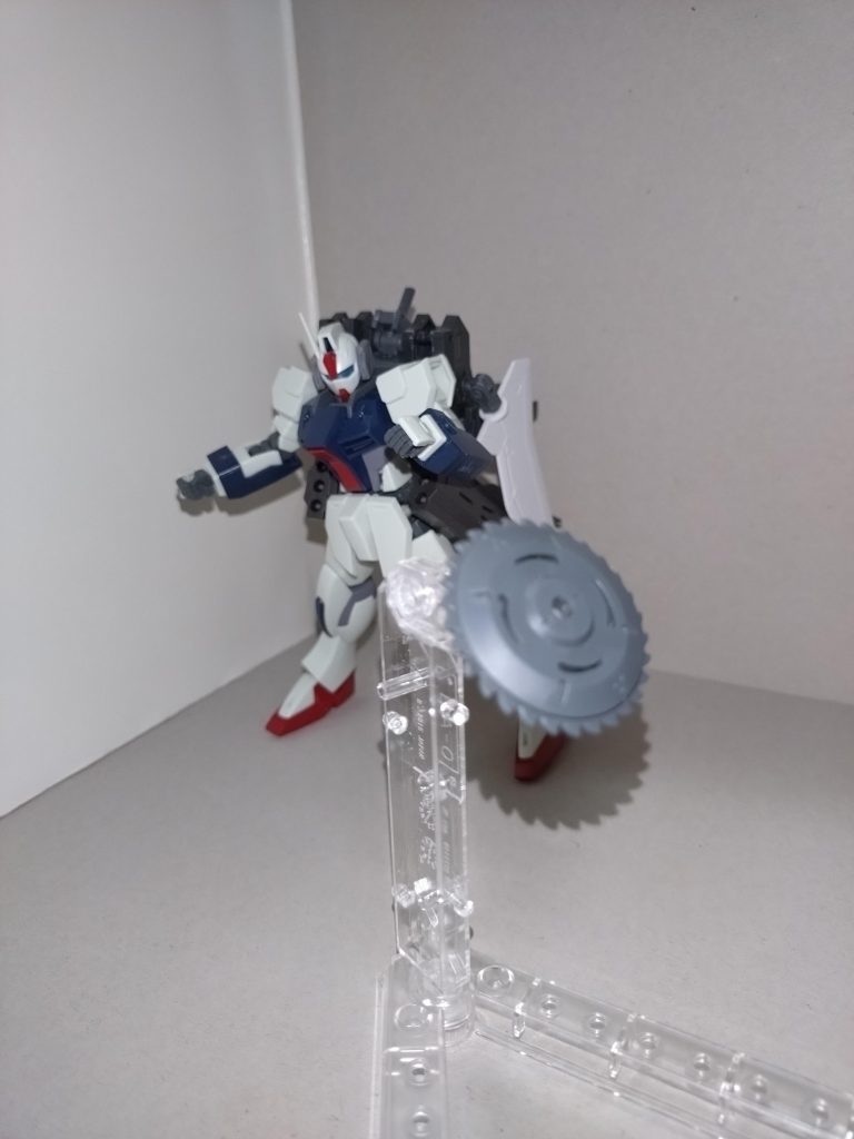 バグドラグーンビーム砲8門と、実体式の丸ノコとで構成された遠隔機動兵装で、地上と宇宙、そのどちらでも使用可能。 異世界「宇宙世紀」において、クロスボーン・バンガードによるコロニー住民の大量虐殺に使われた非人道的兵器である「バグ」。この忌まわしいシロモノを、本機体に組み込むことについて、後輩である椎名立希(MyGO!!!!!)と八幡海鈴(AveMujica)からは「やめた方がいい」と反対されたが、有咲は譲らず、「このドラグーンは不殺傷兵器、ゆえに艦船・MS・MAを行動不能にするためにのみ使用を許されている！クロスボーン・バンガードのド阿呆どもに解らせてやろうではないか!!」と一喝した。 