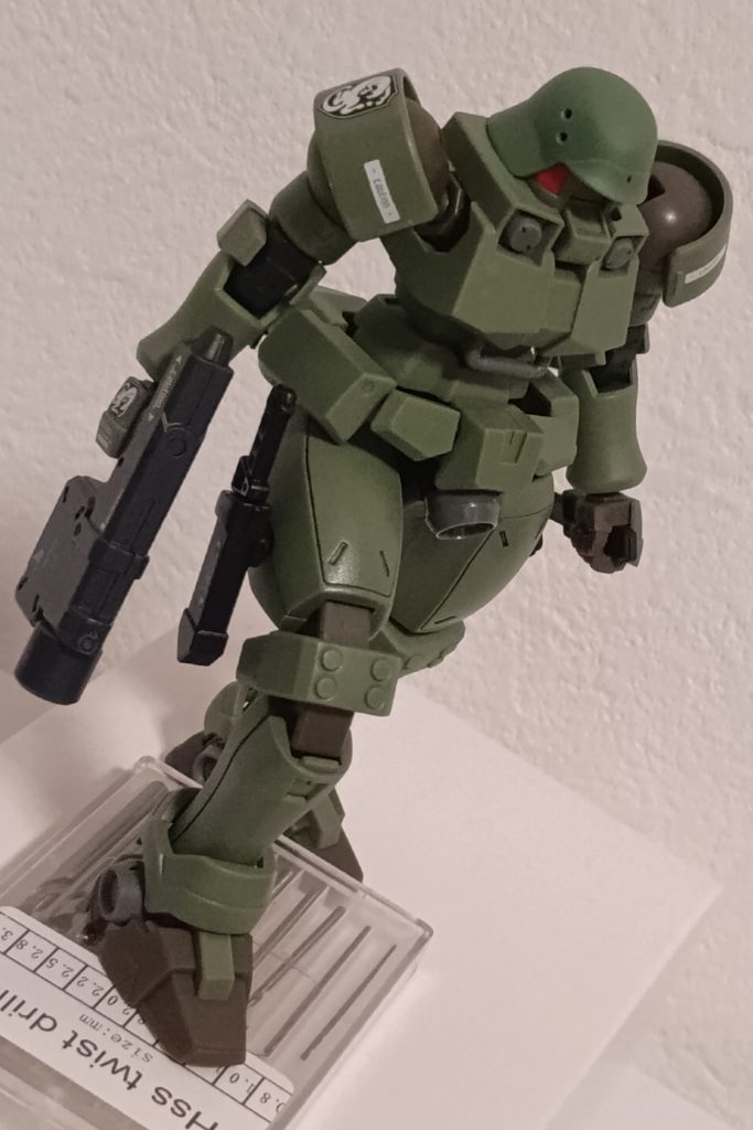 (右太腿スミ入れ修正前)トップコートとスミ入れのみの成形色仕上げリーオー作るのはガンスタ始める前のも含めて5回目社会人一年目は、一番愛着のあるキットを作ると決めておりました