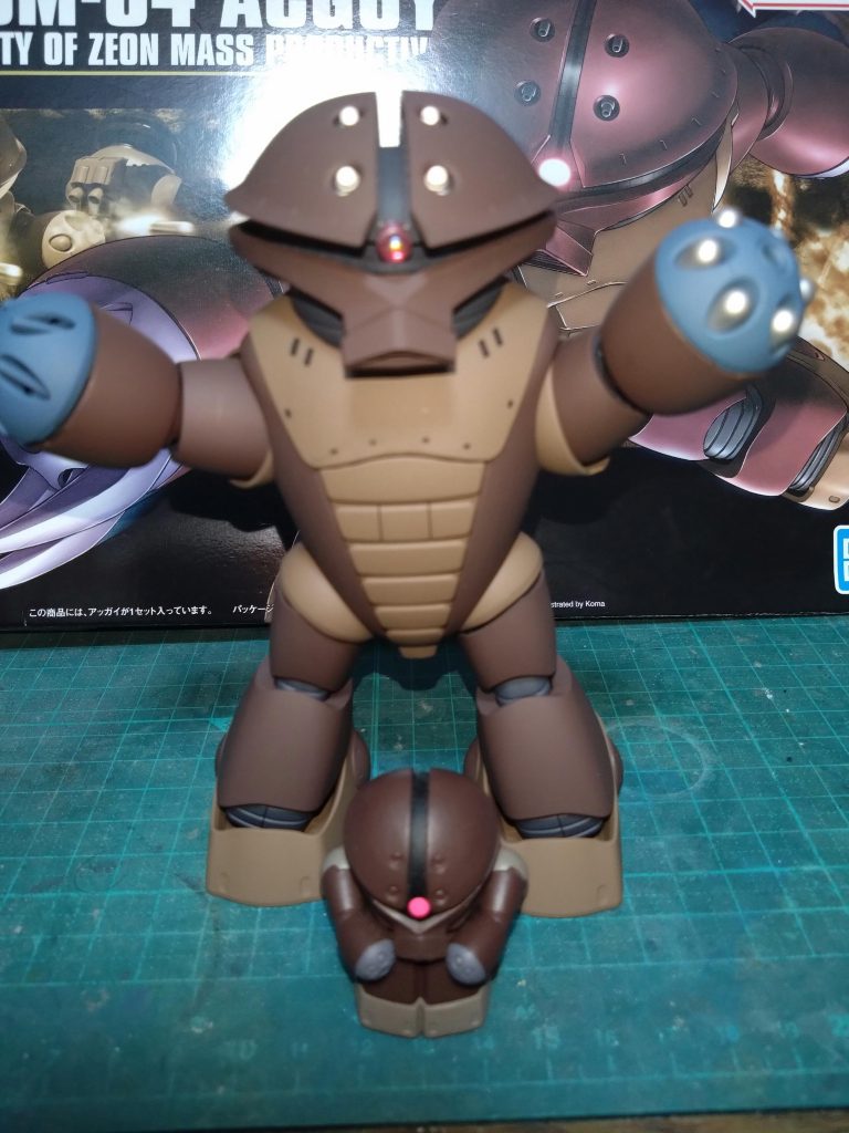 多分丁度良いタイミングで手に入れたお座りアッガイとパシャリ