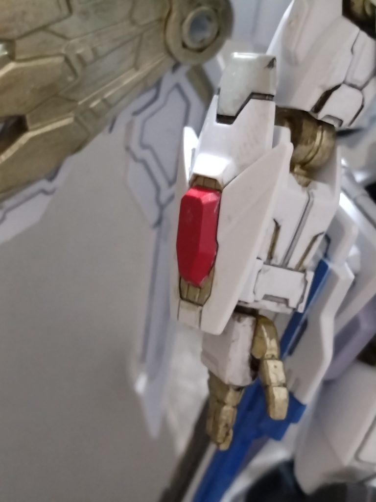 腰と脚部スラスター、ビームシールド発生機は、MGEXやMETAL BUILDを参考にしてゴールドで塗装しています。ここスミ入れだけだとモールドがくどくなる気がしていたのでやってみましたがかっこよくなりました。やったね(ᐢ ˙꒳˙ᐢ )