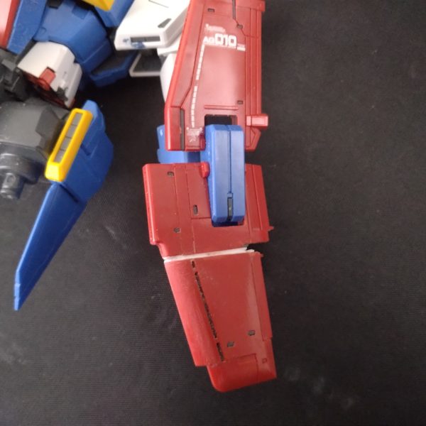 MG ZZガンダムVer.kaをプロトタイプZZガンダムに改造中です。腕の形状変更は意外と簡単でした。上半身は簡単そうですが足が...( ^o^)＜うわぁぁあ！って感じなのでちょっと大変そう...プラ板使うのも初めて、ウイング部分の短縮もやった事がないという、このキットでやる事じゃない事の詰め合わせですね...(´・ω・｀)パテでの形状変更も入るので頑張ります(꜆꜄꜆˙꒳˙)꜆꜄꜆ｵﾗｵﾗｵﾗ（3枚目）