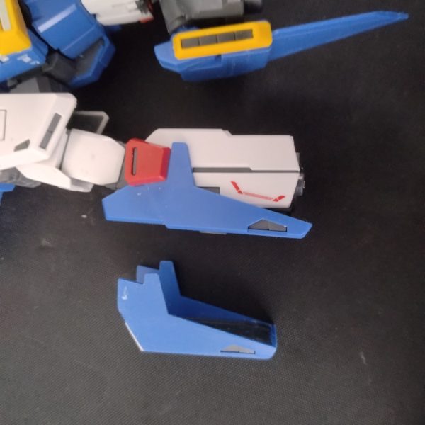 MG ZZガンダムVer.kaをプロトタイプZZガンダムに改造中です。腕の形状変更は意外と簡単でした。上半身は簡単そうですが足が...( ^o^)＜うわぁぁあ！って感じなのでちょっと大変そう...プラ板使うのも初めて、ウイング部分の短縮もやった事がないという、このキットでやる事じゃない事の詰め合わせですね...(´・ω・｀)パテでの形状変更も入るので頑張ります(꜆꜄꜆˙꒳˙)꜆꜄꜆ｵﾗｵﾗｵﾗ（4枚目）