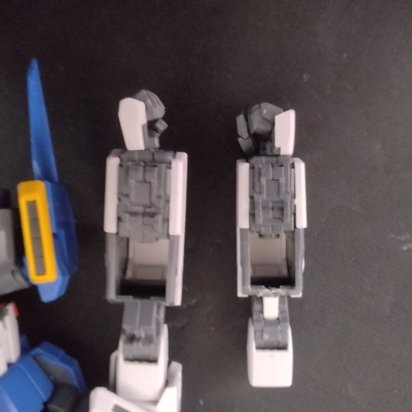 MG ZZガンダムVer.kaをプロトタイプZZガンダムに改造中です。腕の形状変更は意外と簡単でした。上半身は簡単そうですが足が...( ^o^)＜うわぁぁあ！って感じなのでちょっと大変そう...プラ板使うのも初めて、ウイング部分の短縮もやった事がないという、このキットでやる事じゃない事の詰め合わせですね...(´・ω・｀)パテでの形状変更も入るので頑張ります(꜆꜄꜆˙꒳˙)꜆꜄꜆ｵﾗｵﾗｵﾗ（6枚目）