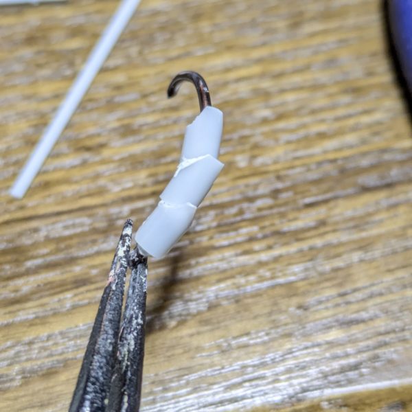 グフの動力パイプカバーを再考してみました。前から凄く気になってたのですが、ザクやグフは機械的に重要そうなパイプが外にガッツリ出ているので、被弾したらすぐ不具合出そうですよね😅当然パイプにはガードの様な装甲があるのですが、その隙間に被弾したら直ぐに千切れそう🤣ということで、パイプをガードする隙間を無くしつつ、めちゃくちゃイカつくなるように形状を変更してみました。龍のウロコを模した造りを繋げてトゲトゲイガイガさせてみました。これで、パイプガードの間の隙間は無くなるしカッコイイし、一石二鳥ですね(zaku-kao6)完成まで先は長そうです💦（4枚目）