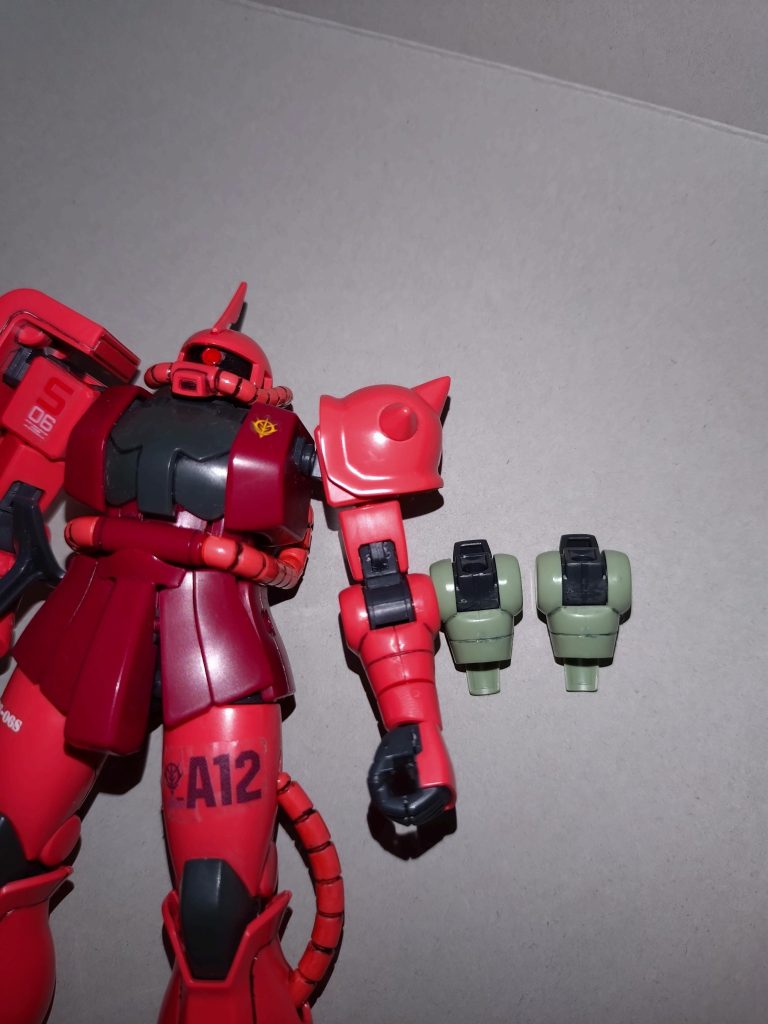 シャアザクと比べるとわかる通りやらかして一旦破壊して接着…だから汚くなってしまいました（泣）皆さんもこんなドジしないように気をつけください。 