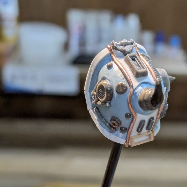 グフカスタムの肩の装甲ディテールをこれ以上無理ってぐらいモリモリにしました🤣なんかガンダムというよりスチームパンクな世界観になってしまいました(zaku-kao4)使用した素材は以下の通り。★プラ板★ランナーを火で曲げ伸ばしたやつ★コトブキヤの市販ディテールパーツ★戦車プラモのジャンク部品★エッチングパーツ★真鍮棒沿わせて曲げて曲がったトゲはランナーを火で炙って曲げ伸ばししましたが、どうしても左右同じもの作れなくて微妙に違う形になってしまいました💦💦次回やるときはお湯プラ使って複製に挑戦してみようと思います👍🏽肩パーツ作るだけで6時間ぐらいかかりました😱 （5枚目）
