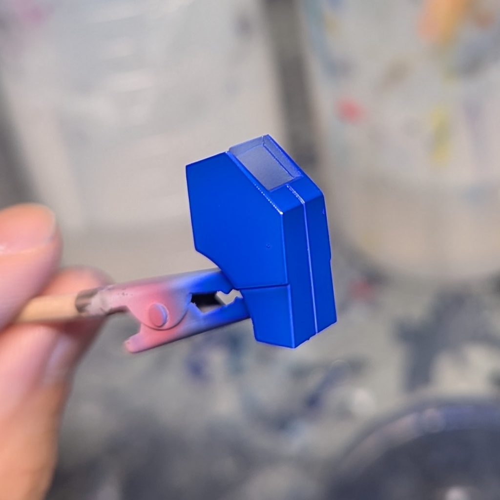 下地で明暗をつけてクリアブルーを塗装。鮮やかなブルーに。