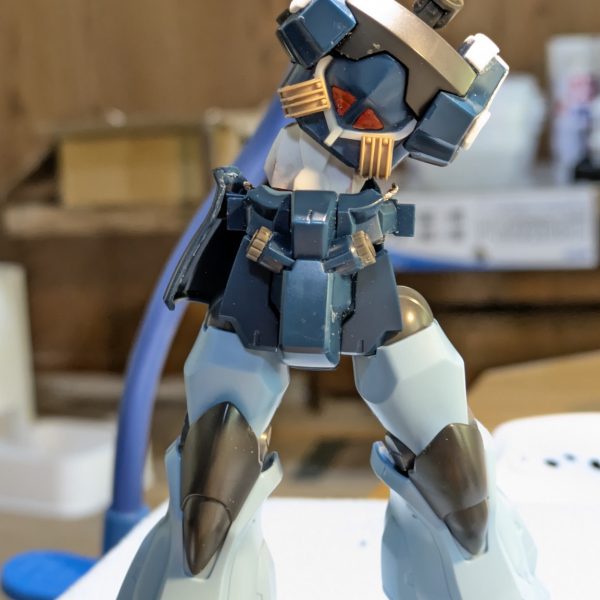 せっかく動力パイプの取回しを変更したので、腰が動きまくるように関節増やしました🙋🏻お腹のパーツは適当にプラバンペタペタして造形し、パテにポリキャップを埋めて作成。胸の下をエグッて穴を開け、最近のザクの胴回り関節を移植しました😅関節が増えて背も高くなり腰もくびれてスリムに🤣こんなポーズやあんなポーズができるようになりました👍🏽💪🏽（7枚目）