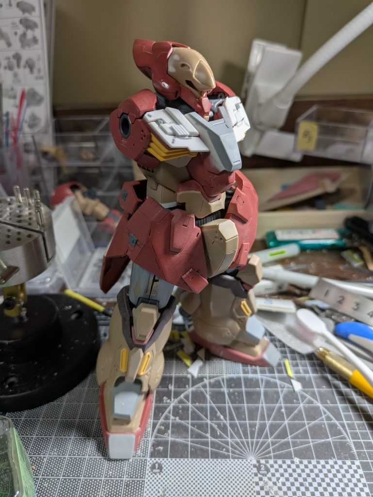 胸部パネルのスジボリが修正不可能なくらいミスったのでプラ板とパテで盛りました。(隠しました)