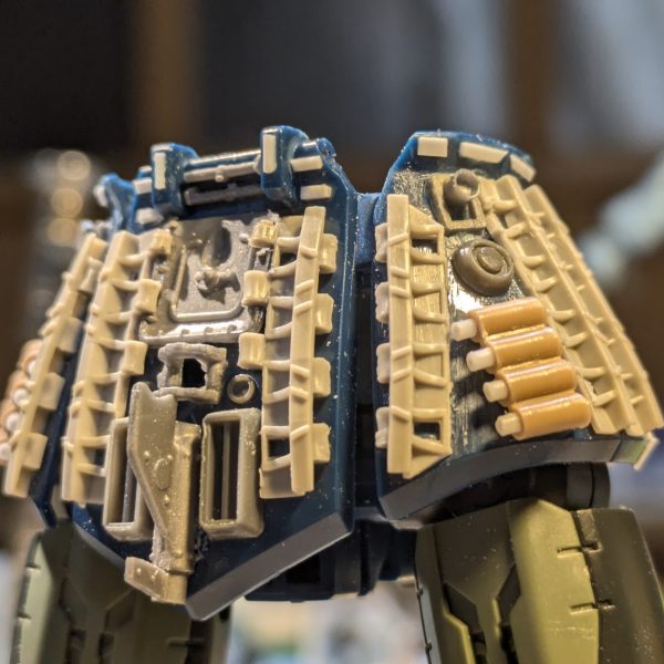 戦車のジャンクパーツのキャタピラを使用してメカメカ感を出しました🙋🏻湾曲部に色々とパーツ接着するは難しいですね😅 コレで顔、肩、手、腰ときたのであと残すは脚と武器になりました✨もう何十時間費やしたかわかりません💦（4枚目）