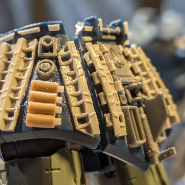 戦車のジャンクパーツのキャタピラを使用してメカメカ感を出しました🙋🏻湾曲部に色々とパーツ接着するは難しいですね😅 コレで顔、肩、手、腰ときたのであと残すは脚と武器になりました✨もう何十時間費やしたかわかりません💦（3枚目）