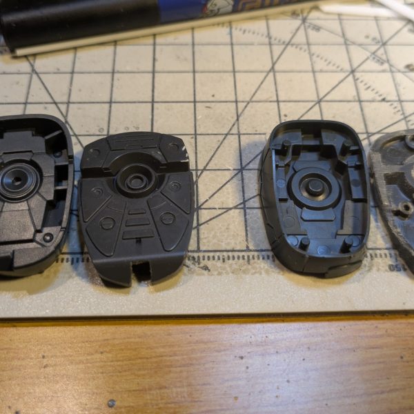 ディテールアップも終盤に差し掛かってきました💦今回は足の裏の施工です。足に使っている復讐のレクイエム仕様のザクは足裏がスカスカなのでもとのグフカスタムの足裏を貼り付けました。せっかくなので完成後の次の施工も想定してマグネットを仕込んでおきました👍🏽昔流行った厚底ブーツみたいになりました😅 （4枚目）