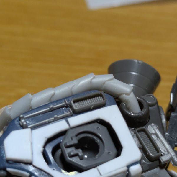 グフの動力パイプカバーを再考してみました。前から凄く気になってたのですが、ザクやグフは機械的に重要そうなパイプが外にガッツリ出ているので、被弾したらすぐ不具合出そうですよね😅当然パイプにはガードの様な装甲があるのですが、その隙間に被弾したら直ぐに千切れそう🤣ということで、パイプをガードする隙間を無くしつつ、めちゃくちゃイカつくなるように形状を変更してみました。龍のウロコを模した造りを繋げてトゲトゲイガイガさせてみました。これで、パイプガードの間の隙間は無くなるしカッコイイし、一石二鳥ですね(zaku-kao6)完成まで先は長そうです💦（2枚目）