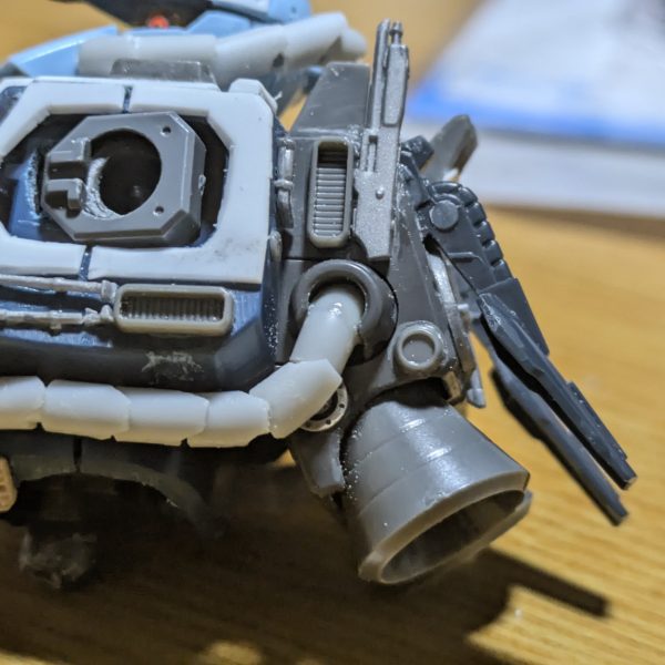 グフの動力パイプカバーを再考してみました。前から凄く気になってたのですが、ザクやグフは機械的に重要そうなパイプが外にガッツリ出ているので、被弾したらすぐ不具合出そうですよね😅当然パイプにはガードの様な装甲があるのですが、その隙間に被弾したら直ぐに千切れそう🤣ということで、パイプをガードする隙間を無くしつつ、めちゃくちゃイカつくなるように形状を変更してみました。龍のウロコを模した造りを繋げてトゲトゲイガイガさせてみました。これで、パイプガードの間の隙間は無くなるしカッコイイし、一石二鳥ですね(zaku-kao6)完成まで先は長そうです💦（3枚目）