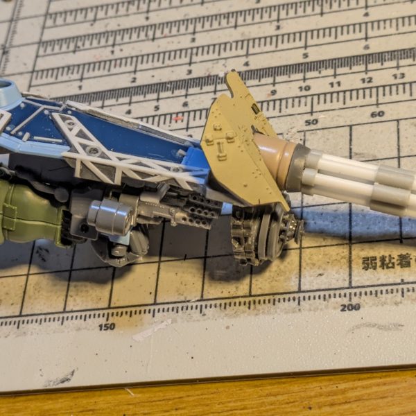 グフカスタムのガトリングシールドをディテールアップしました🙋🏻今回も色々とモリモリです😊(zaku-kao6)ガトリングの砲身はプラパイプで作り直し。弾倉のタンクがシールドの外に出てるのが気になったので、小さくしてシールド内に収まるように配置しました。装弾数は3分の1ぐらいになっちゃったかも🤣給弾ベルトはタミヤの戦車のキャタピラを切って使いました。もともとキットに付いてた給弾ベルトは短くして排莢側のガイドとして使用しています。コレでやっと塗装に移れそうです💦💦長かった〜😅（2枚目）