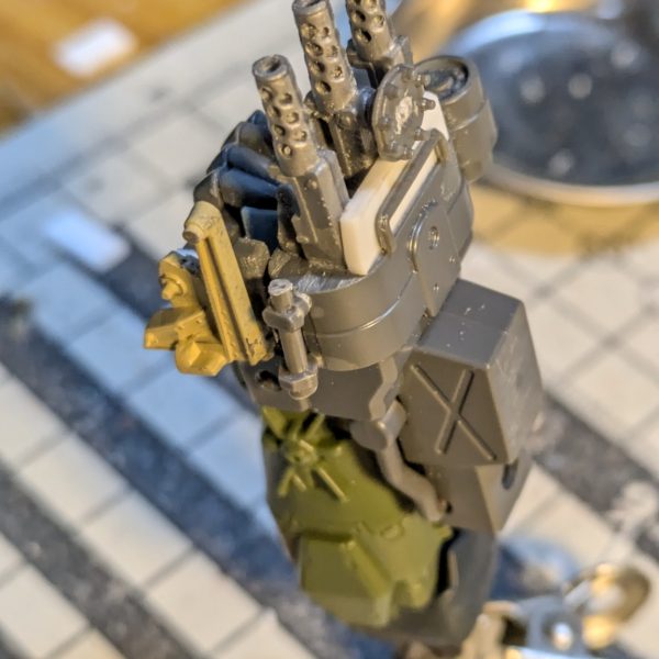 グフカスタムのガトリングシールドをディテールアップしました🙋🏻今回も色々とモリモリです😊(zaku-kao6)ガトリングの砲身はプラパイプで作り直し。弾倉のタンクがシールドの外に出てるのが気になったので、小さくしてシールド内に収まるように配置しました。装弾数は3分の1ぐらいになっちゃったかも🤣給弾ベルトはタミヤの戦車のキャタピラを切って使いました。もともとキットに付いてた給弾ベルトは短くして排莢側のガイドとして使用しています。コレでやっと塗装に移れそうです💦💦長かった〜😅（4枚目）