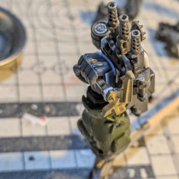 グフカスタムのガトリングシールドをディテールアップしました🙋🏻今回も色々とモリモリです😊(zaku-kao6)ガトリングの砲身はプラパイプで作り直し。弾倉のタンクがシールドの外に出てるのが気になったので、小さくしてシールド内に収まるように配置しました。装弾数は3分の1ぐらいになっちゃったかも🤣給弾ベルトはタミヤの戦車のキャタピラを切って使いました。もともとキットに付いてた給弾ベルトは短くして排莢側のガイドとして使用しています。コレでやっと塗装に移れそうです💦💦長かった〜😅（5枚目）