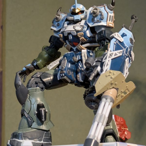 グフカスタムのガトリングシールドをディテールアップしました🙋🏻今回も色々とモリモリです😊(zaku-kao6)ガトリングの砲身はプラパイプで作り直し。弾倉のタンクがシールドの外に出てるのが気になったので、小さくしてシールド内に収まるように配置しました。装弾数は3分の1ぐらいになっちゃったかも🤣給弾ベルトはタミヤの戦車のキャタピラを切って使いました。もともとキットに付いてた給弾ベルトは短くして排莢側のガイドとして使用しています。コレでやっと塗装に移れそうです💦💦長かった〜😅（6枚目）