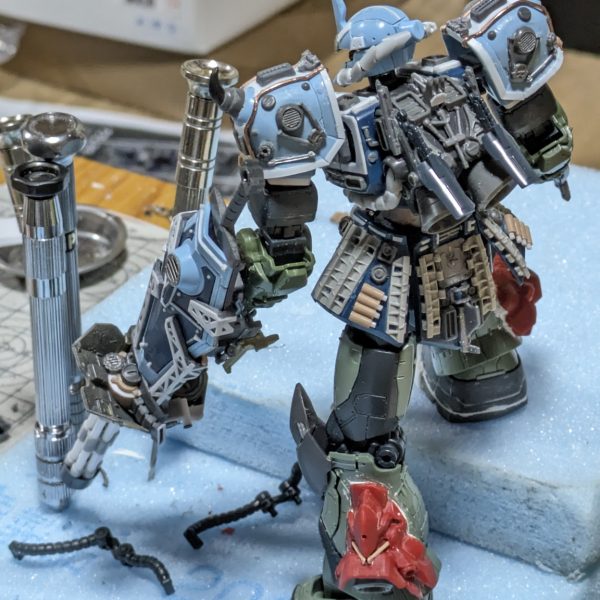 グフカスタムのガトリングシールドをディテールアップしました🙋🏻今回も色々とモリモリです😊(zaku-kao6)ガトリングの砲身はプラパイプで作り直し。弾倉のタンクがシールドの外に出てるのが気になったので、小さくしてシールド内に収まるように配置しました。装弾数は3分の1ぐらいになっちゃったかも🤣給弾ベルトはタミヤの戦車のキャタピラを切って使いました。もともとキットに付いてた給弾ベルトは短くして排莢側のガイドとして使用しています。コレでやっと塗装に移れそうです💦💦長かった〜😅（7枚目）