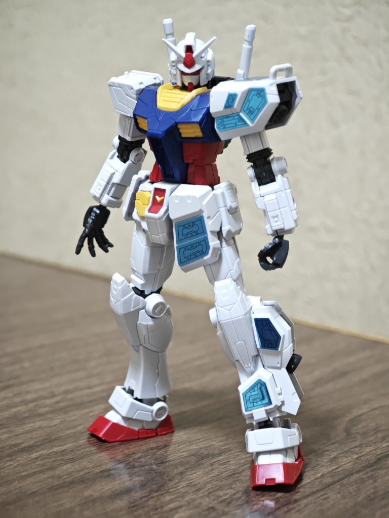 …という訳で大阪の旅第2弾でした。改めて今回作成したガンプラ「EG万博ガンダム」と「EGグラスフェザー」です。EGながら横浜ガンダムをベースに作られただけあって情報量がかなり多くてかなり見栄えは良いキットでしたね。写真はほぼこの万博スタイルで撮ってました、外せるパーツの関係で完全再現ではないですがこれはコレで…。