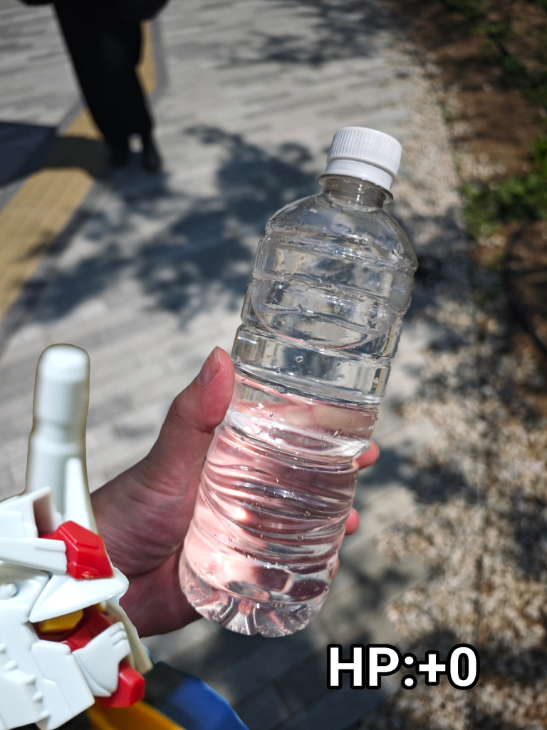 次に「水」だね。万博ガンダム「万博強度たったの0か…ゴ…」確かに0パワーだが舐めない方がいいぞ!これは万博会場各所に設置してある給水ポイントでマイボトルに飲水を汲めるというサービスなんだ、空のペットボトルも使用OKだから熱中症対策としては非常に重要なサービスなんだ。さすがに冷えては無いから美味しくはなかったけどな、それでも微妙にぬるい癖に万博強度も180~200とちょいと高い自販機の飲料よりは大分マシだと思ったぞ!万博ガンダム「その上げてから微妙に落とす感じなんなんだよ…」