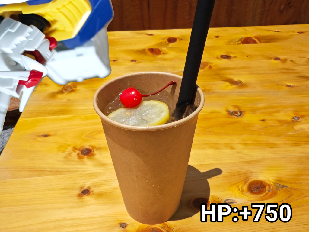 続いては「天草塩レモンスカッシュ」だ。これは園内のキッチンカーみたいな所でゲットしたぞ、炎天下で我慢出来なくて買ったものだがクソ暑い中で氷入ったドリンクという事で美味かったのだが…万博ガンダム「…のだが?」ぶっちゃけコンビニとかで売ってる不二家のレ〇ンスカッシュのが普通に美味…万博ガンダム「それ以上はいけない!」