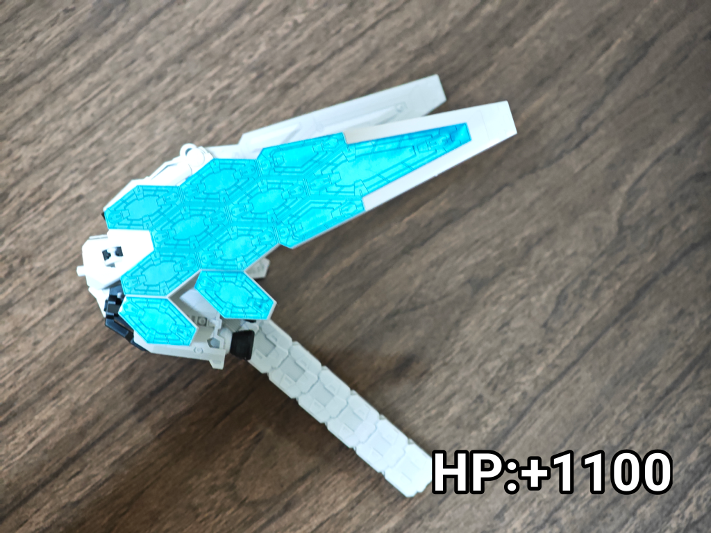 装備品「グラスフェザー」ちなみに同じ計算方法で君の公式の装備品であるEGグラスフェザーの値…万博強度を表すとこんな感じになる、ついでにHGバージョンの万博ガンダム君なら約4000となんとあのナッ〇とほぼ同等の戦闘力になるぞ。こんな感じでせっかく万博に来たから色んなものの万博強度を測っていこうというのが今回の企画だよ。万博ガンダム「…」