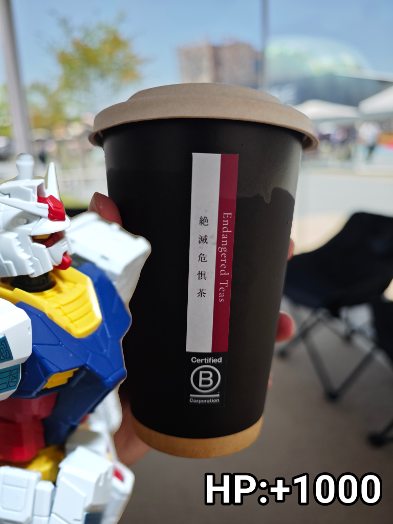 次は「絶滅危惧茶ストレート」だ。万博「さっきから飲んでばっかだな」うるせぇ、マジで暑いんだよ。そんな事よりこれは生産者がほとんどいないレベルで珍しいお茶の葉っぱを使ってるお茶らしい、「どうせ普通のお茶だろ」と思いながら飲んだ所普通の緑茶…では全然なかったですね、フルーティな酸味強めのお茶って感じで癖結構強かったですが個人的には結構好きでした。