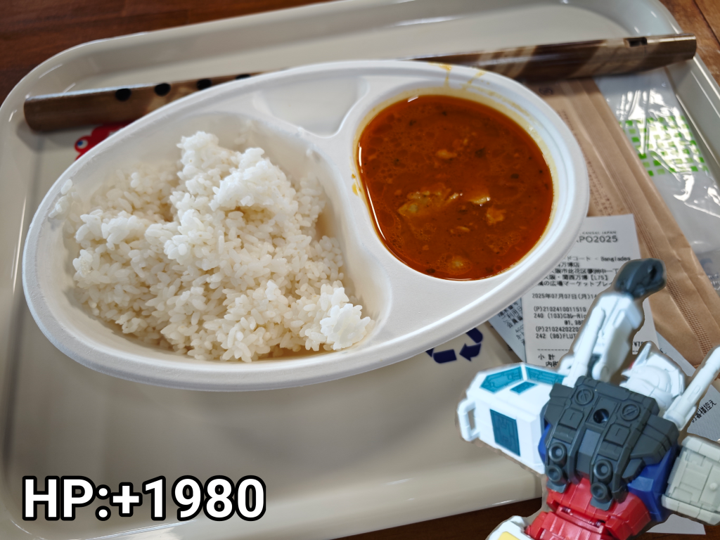 …次「バングラデシュチキンカレー」万博ガンダム「値…パワーが見えてんだよ!変なネタやるならちゃんと隠しとけ!」…メタ発言はさておき、これは中々の代物でした…。クソ暑い中フードコートに来た客をもてなすかのように人肌程度の温かさに保たれたカレールー…暑さにやられて水を飲み過ぎた人達の口内の水分を吸収していく程度にはパサついたライス…。文句言いたくないがこれだけははっきり言っておく…ここ10年くらいでやたら増えた外国人経営のカレー屋で食うランチカレー(平均1000パワー位)を100点としてこのカレーに点数をつけるならば…。これは2点です。