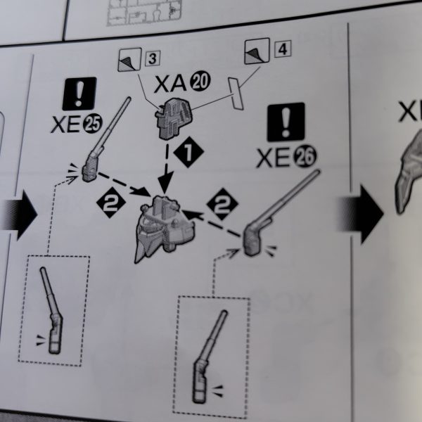 頭の途中ですが、説明書通りにクリアパーツにシール貼ってから、頭頂部のパーツを嵌めたら、シールボロボロ😣塗ってます。乾いてからはみ出たところは拭きますが。なんやかなぁです😣（2枚目）