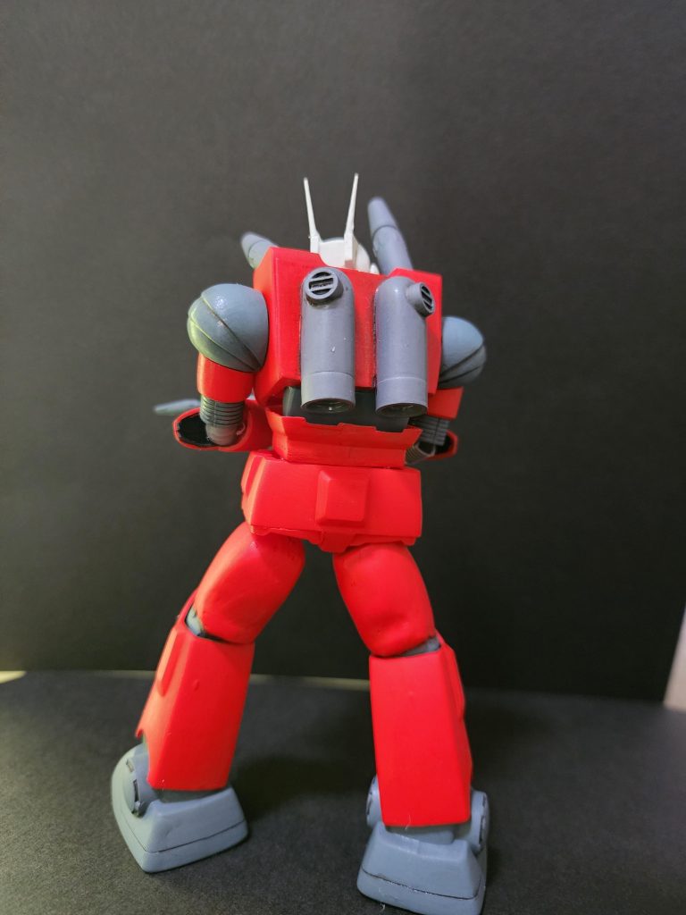 後ろから前かがみになってるので空いた隙間にプラ板で目隠しパーツ作ってます肘の間接ジャバラが足りない分はストローの曲がる部分突っ込んでます