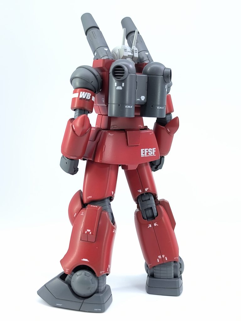 もっと渋い赤にしようと思ったけど、アレンジすると飽きると思ったので結局仕上げはガンダムレッド。他の作品が渋い配色ばかりなので展示ケースの中で浮いてる。