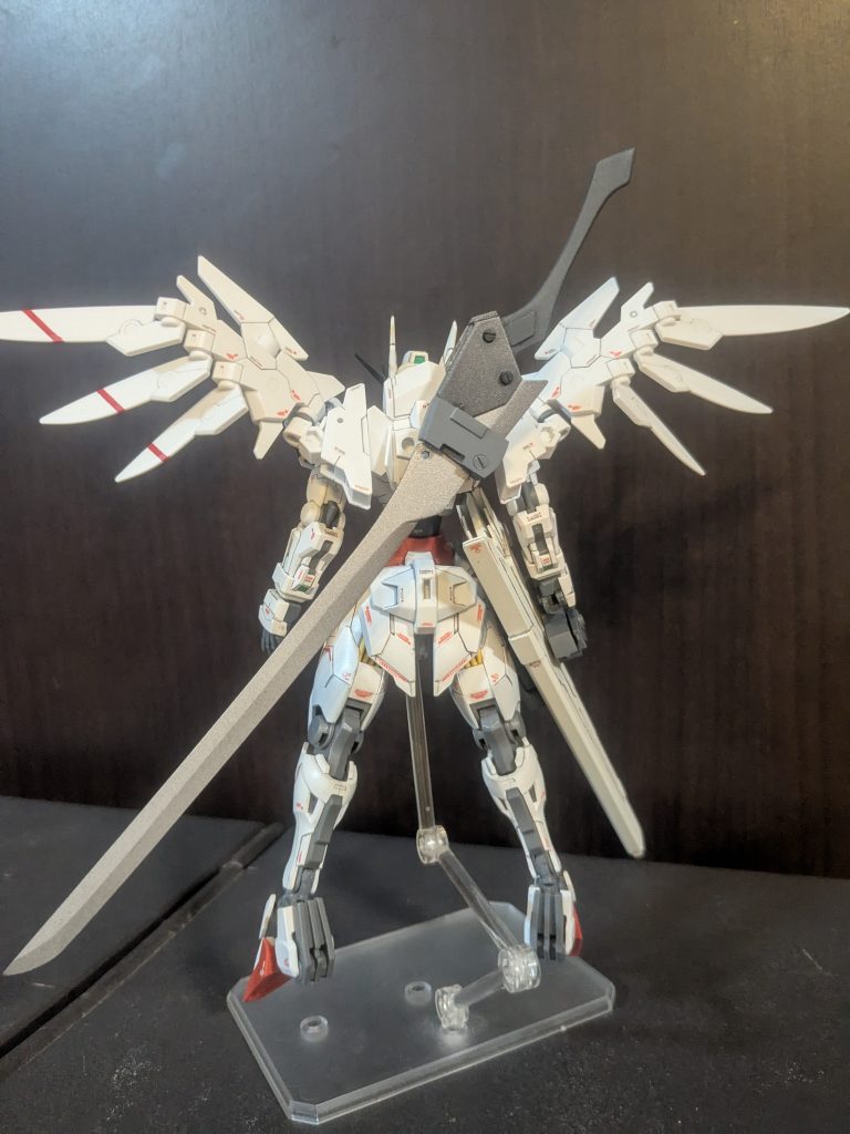 ビームガン使用時でも対艦刀は背中にマウント可能です