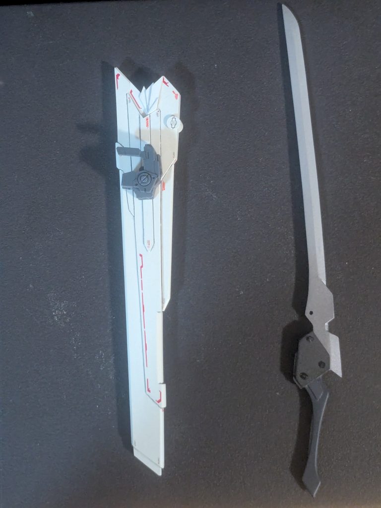 ビームガンモードと対艦刀ビームガンのグリップと鞘の丸モールド以外はどちらもプラバン、ランナーからの自作です。